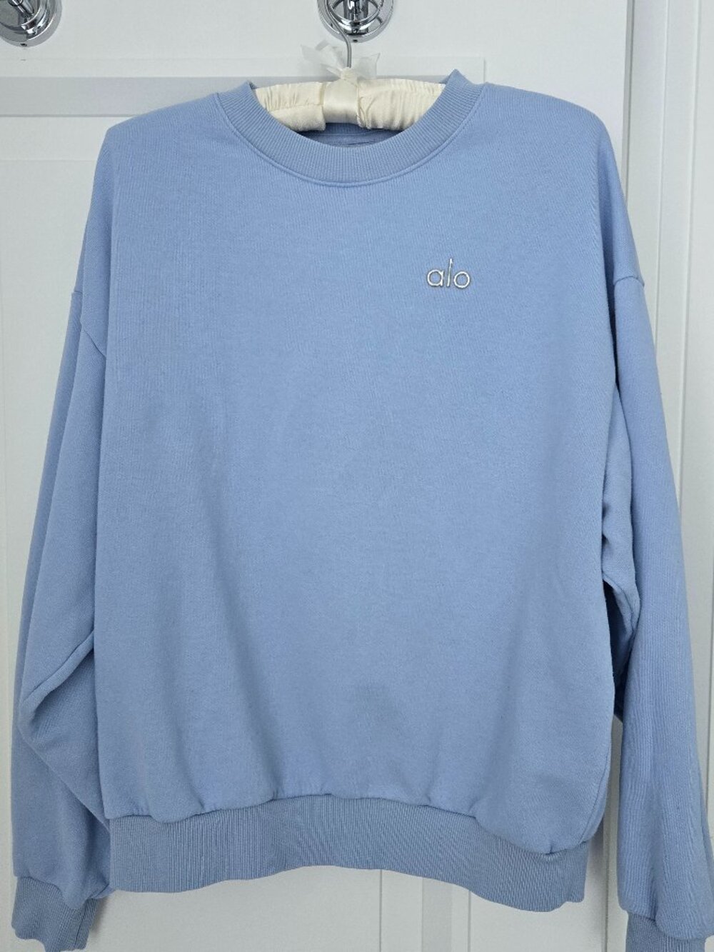 Alo Yoga Accolade Crew Neck Pullover Sweatshirt